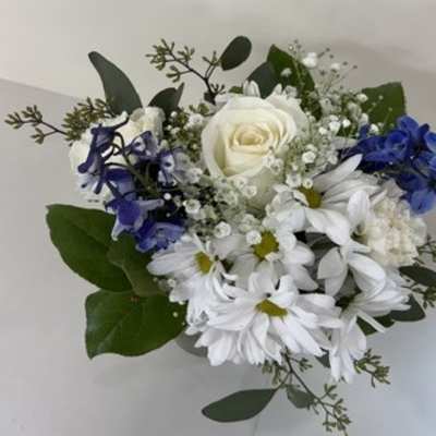 Bouquet of white roses, white daisies, and blue hydrangeas