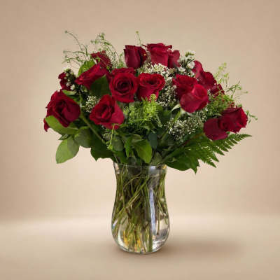 Bouquet of red roses in a clear glass vase