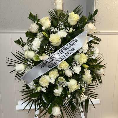 STAN FUNEBRE WITH VARIETIES OF WHITE FLOWERS