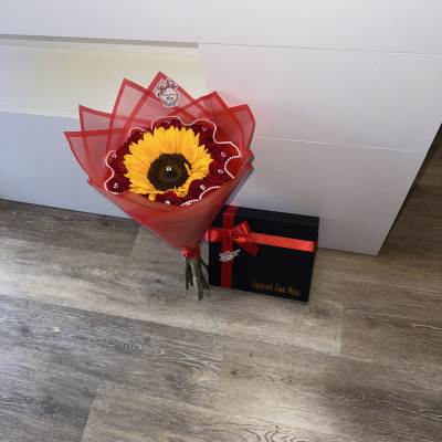Perfect luxury duo (chocolate box and beautiful sunflower bouquet with roses)