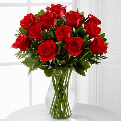 Bouquet of red roses in a clear glass vase
