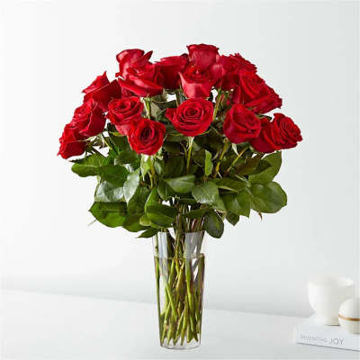 Bouquet of red roses in a clear glass vase