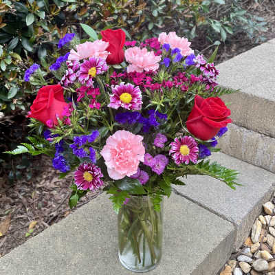 Bouquet of pink and red flowers in a clear glass vase