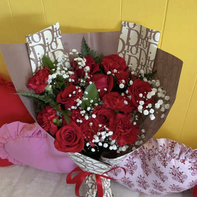 Bouquet of red roses and carnations with white baby's breath