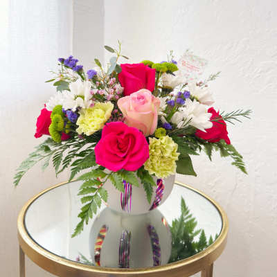 Mixed bouquet of pink and white roses with daisies in a white vase