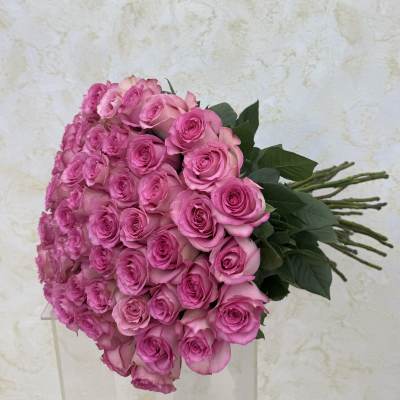 Large bouquet of pink roses with long stems
