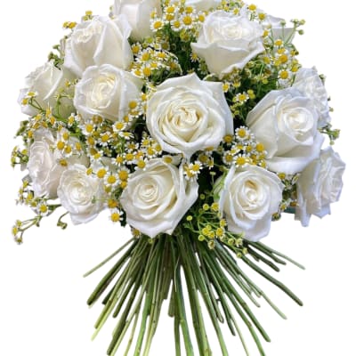 Bouquet of white roses and small yellow daisies