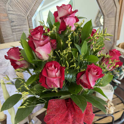 Bouquet of pink roses in a burgundy vase