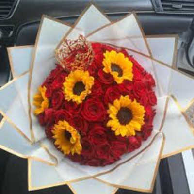 Bouquet roses and girasoles
