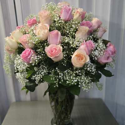 Bouquet of pink and peach roses in a glass vase