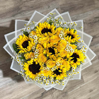 Bouquet of yellow sunflowers and roses with small white daisies