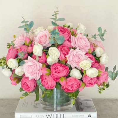 Pink and white rose bouquet in a clear glass vase