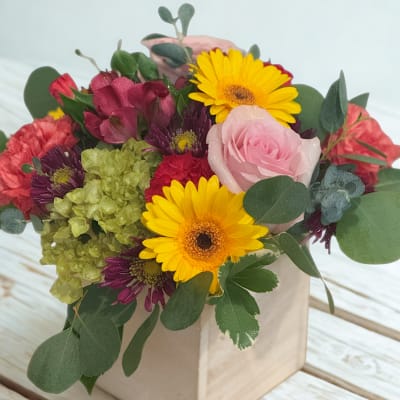 Mixed bouquet in a square wooden box with pink roses and yellow daisies