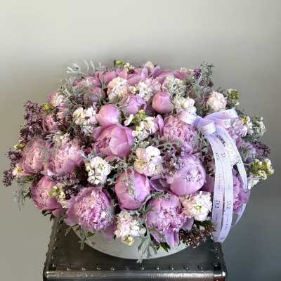 Large pink bouquet with peonies and ribbon in a round box