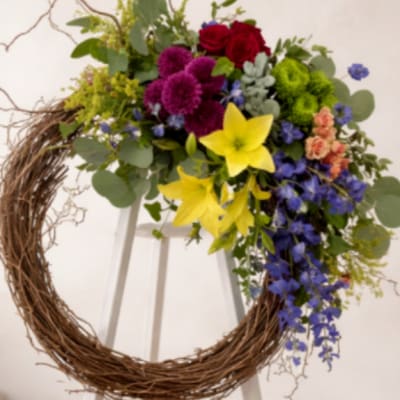 Funeral arrangement on the easel with natural elements