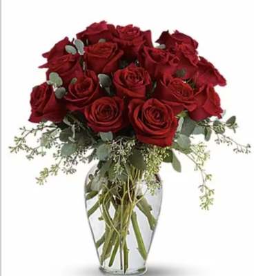 Bouquet of red roses in a clear glass vase