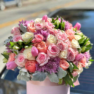 Pink and white rose bouquet in a round pink box