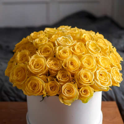 Round bouquet of yellow roses in a white hat box