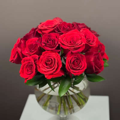 Bouquet of red roses in a clear glass vase