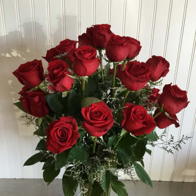 Bouquet of red roses in a clear glass vase