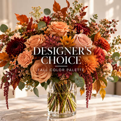 Fall bouquet with roses and chrysanthemums in a clear glass vase