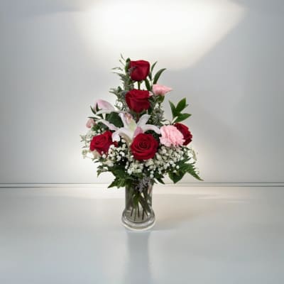 vase with red roses
