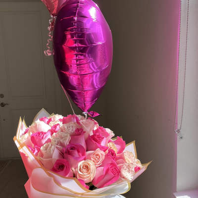 Pink rose bouquet with two heart-shaped balloons