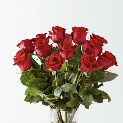 Bouquet of red roses in a clear glass vase