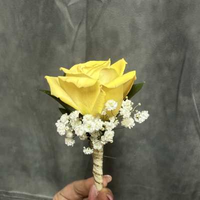Yellow rose gold boutonnière