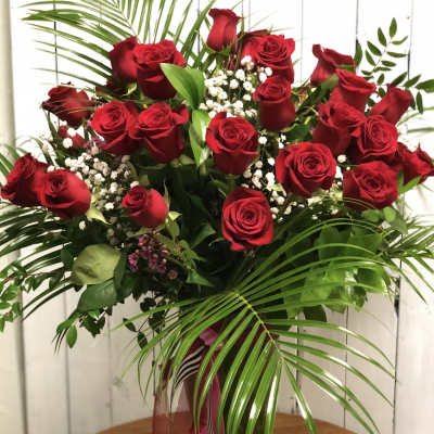Bouquet of red roses with baby's breath in a vase