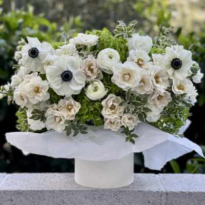 Box N.3 Green hydrangea with garden roses and amazing anemones