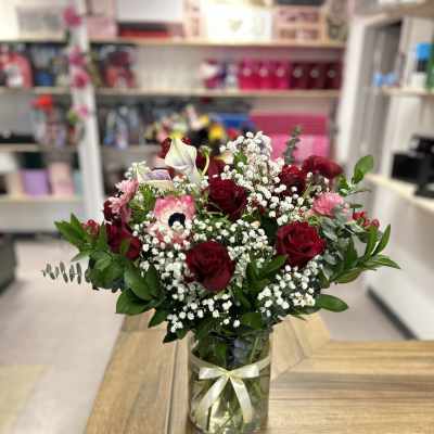 Assorted red pasión bouquet