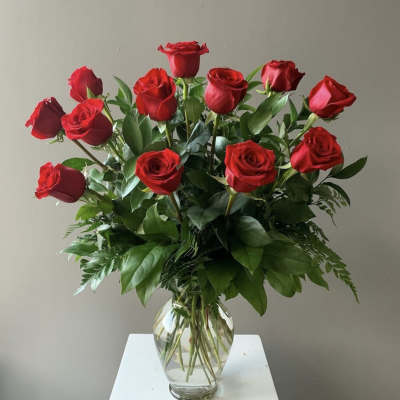 Bouquet of red roses in a clear glass vase