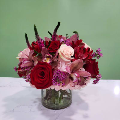Mixed bouquet of red and pink roses in a glass vase