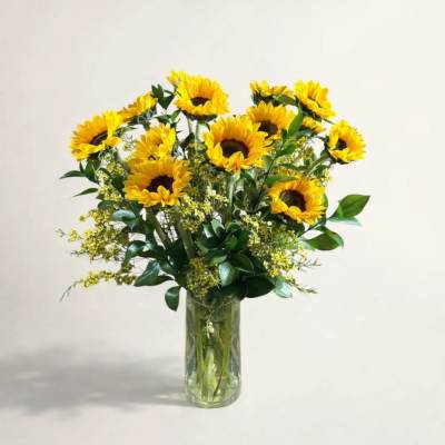 Sunflower bouquet in a clear glass vase