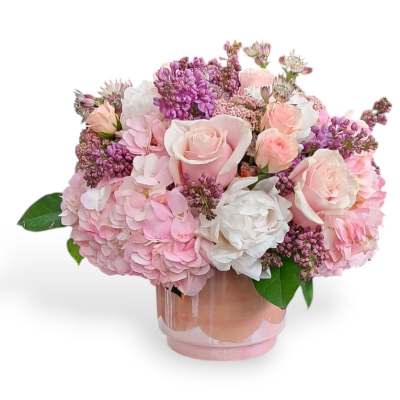 Pink and white bouquet of roses and hydrangeas in a glass vase