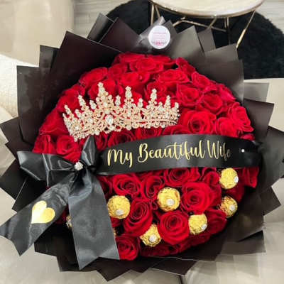 Bouquet of red roses with a tiara and black ribbon