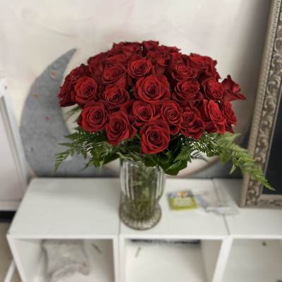 Bouquet of red roses in a clear glass vase