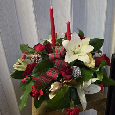 Holiday candlelight centerpiece