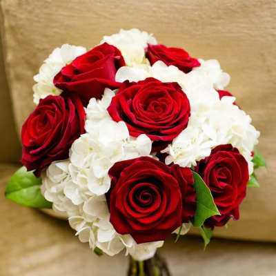Bouquet of red roses and white hydrangeas
