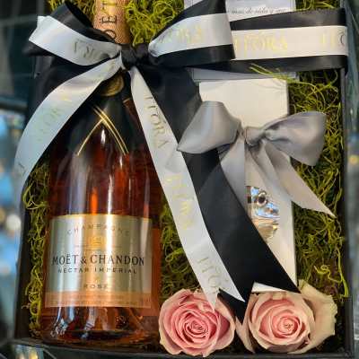 Moët & Macarons Flower Box – Luxury Gift Set