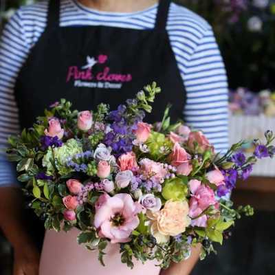 Mixed pink and purple bouquet in a pale pink hatbox