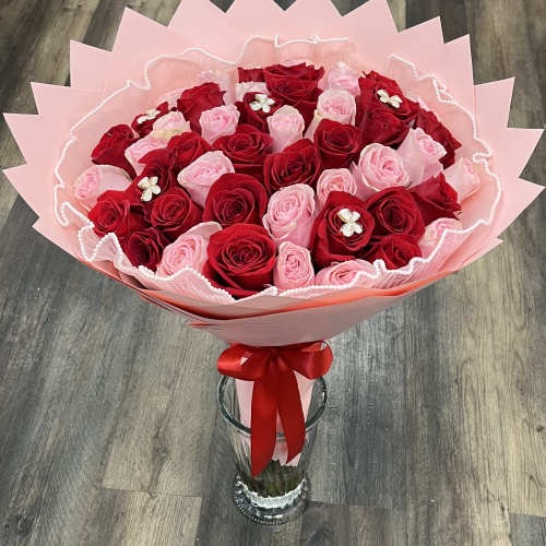 50 Red And Pink Roses With Glitter Bouquet AndbButterflies On The Top