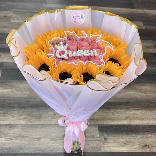 Rayito De Amor - Sunflowers And Pink Roses With Queen Topper