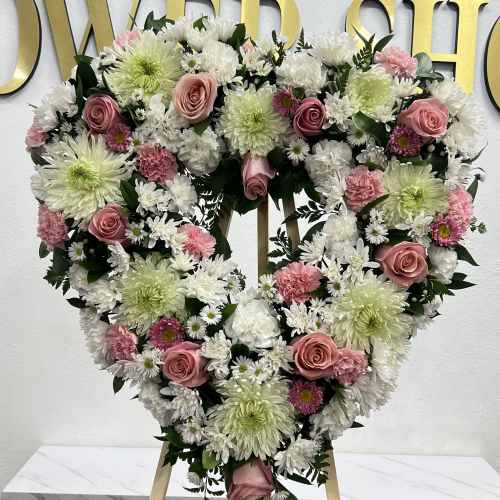 Médium Heart With Pink Roses, Carnations And White China