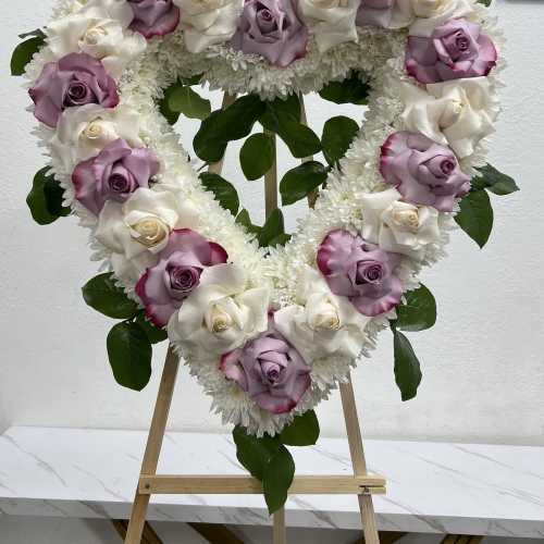 Médium Heart With Purple And White Roses