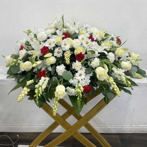 Médium Casket With Mixed Flowers