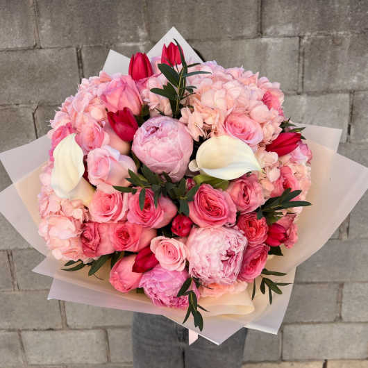 Large bouquet of pink roses, peonies, and white calla lilies