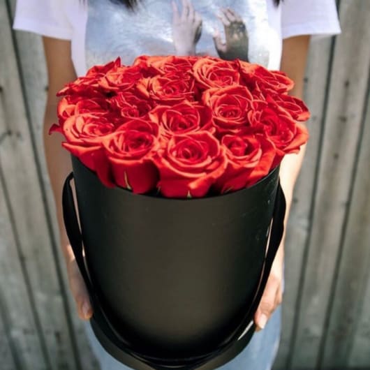 Bouquet of red roses in a black round box