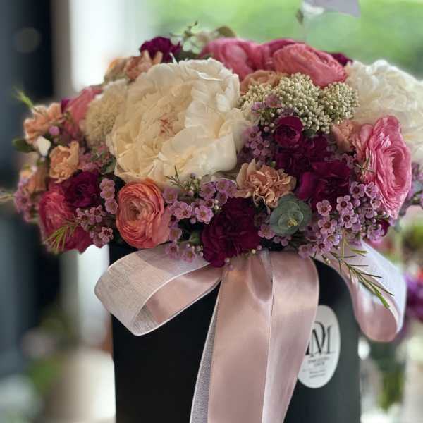 Romance in Roses – Elegant Flower Box